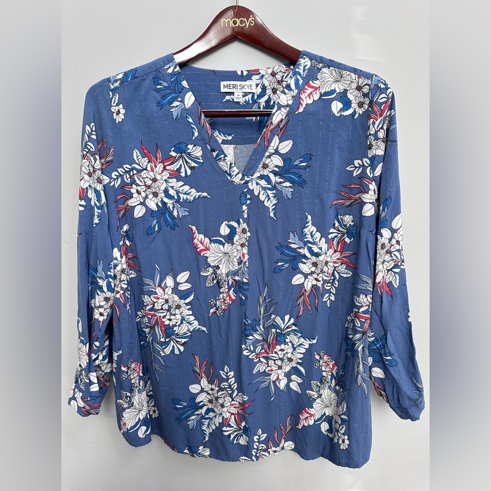 meri skye blue white floral with sliver string v neck blouse size 2X